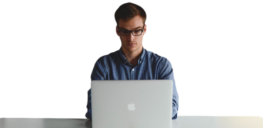 entrepreneur devant son ordinateur