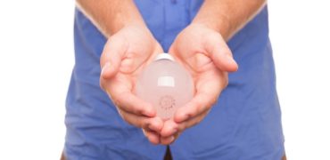 lampe entre les mains